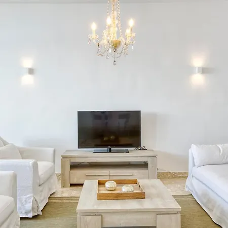 Διαμέρισμα A Beautiful Seafront With Balcony & Views By 360 Estates