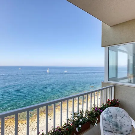 Διαμέρισμα A Beautiful Seafront With Balcony & Views By 360 Estates