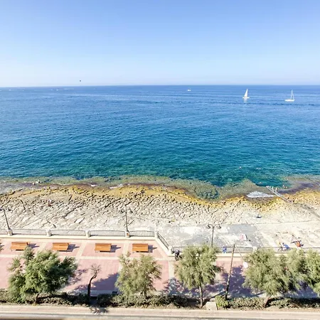 Διαμέρισμα A Beautiful Seafront With Balcony & Views By 360 Estates *