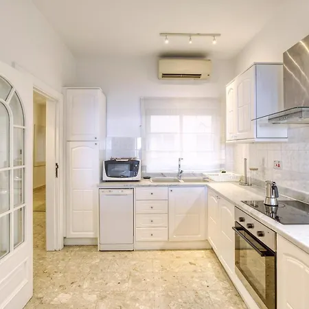 A Beautiful Seafront With Balcony & Views By 360 Estates Apartament *