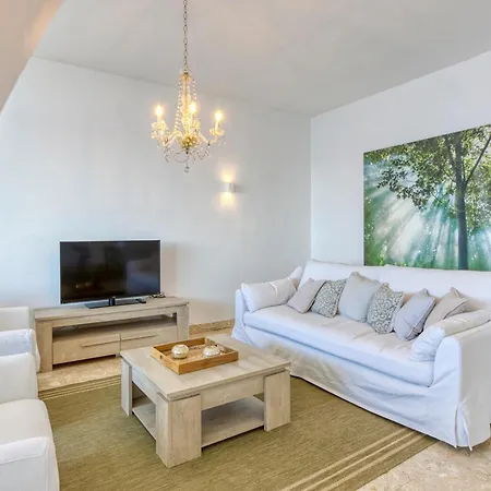 A Beautiful Seafront With Balcony & Views By 360 Estates Apartament