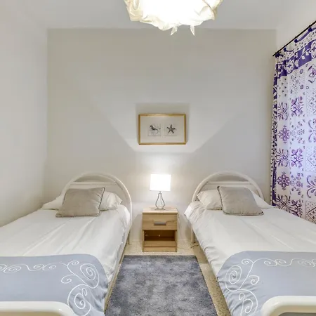 A Beautiful Seafront With Balcony & Views By 360 Estates Daire Sliema