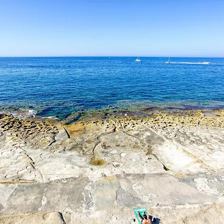 A Beautiful Seafront With Balcony & Views By 360 Estates Apartament Sliema