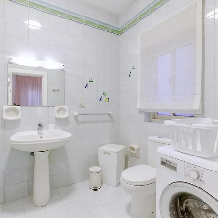 דירה A Beautiful Seafront With Balcony & Views By 360 Estates