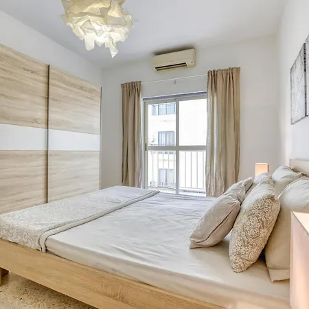 A Beautiful Seafront With Balcony & Views By 360 Estates סליאמה