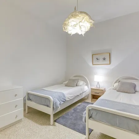 A Beautiful Seafront With Balcony & Views By 360 Estates דירה