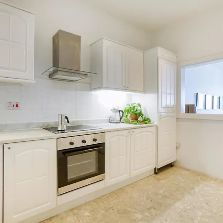 דירה A Beautiful Seafront With Balcony & Views By 360 Estates