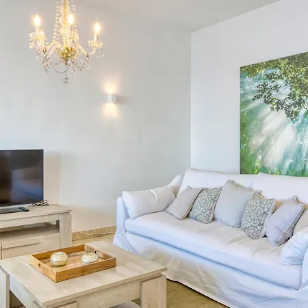 דירה A Beautiful Seafront With Balcony & Views By 360 Estates *