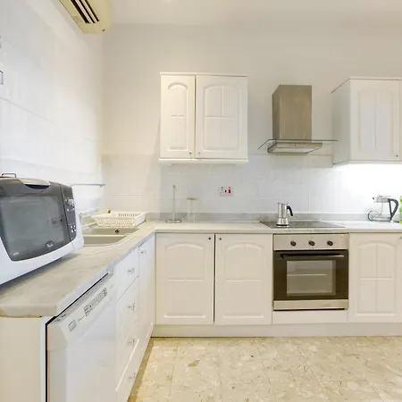 דירה A Beautiful Seafront With Balcony & Views By 360 Estates