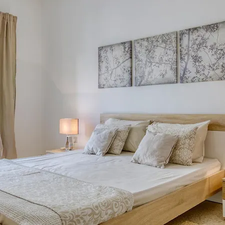 A Beautiful Seafront With Balcony & Views By 360 Estates סליאמה