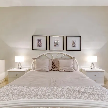 A Beautiful Seafront With Balcony & Views By 360 Estates דירה סליאמה