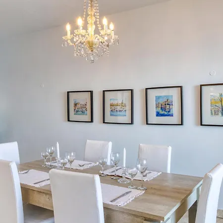 A Beautiful Seafront With Balcony & Views By 360 Estates דירה *