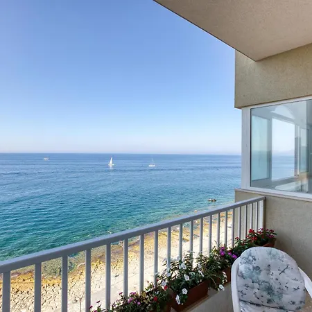 דירה A Beautiful Seafront With Balcony & Views By 360 Estates